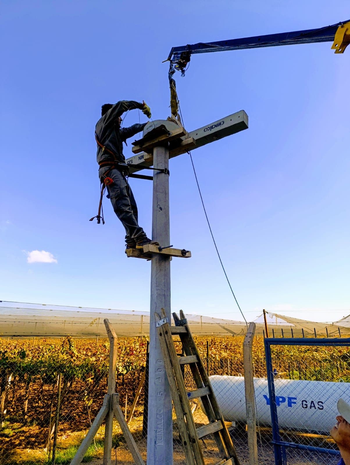 Montaje de poste eléctrico