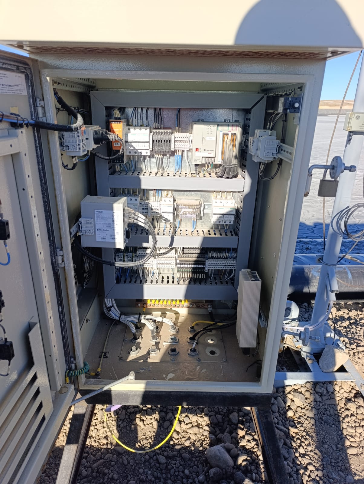 Gabinete eléctrico de control
